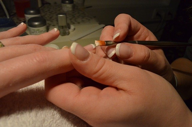 Advantages and disadvantages of artificial nails